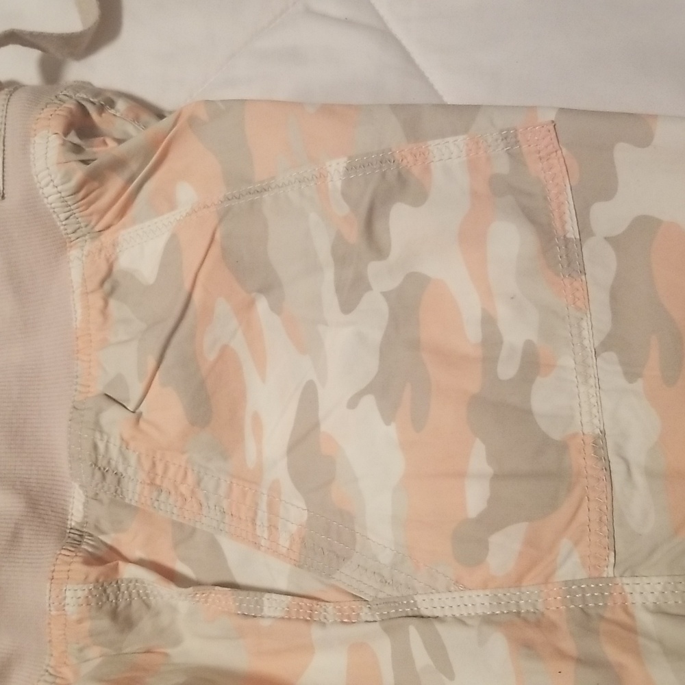 Women's Calvin Klein  Fatigue Shorts; Khaki Peach and Beige; Size Large - Picture 11 of 11
